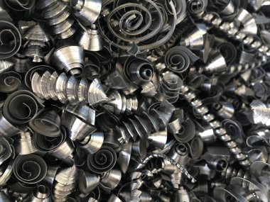 Büyük bir endüstriyel makine yığını, bir binanın parçası, metal bir ızgara.