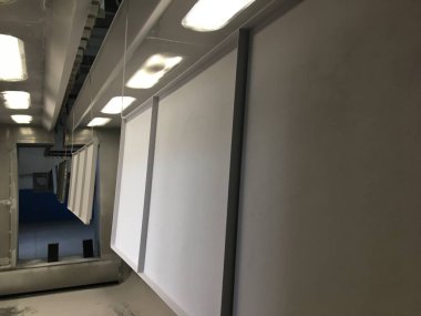 Büyük bir endüstriyel makine yığını, bir binanın parçası, metal bir ızgara.