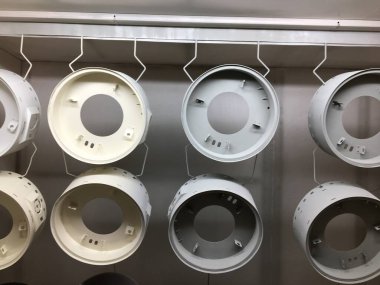 Modern ekipmanlı farklı metal plakalar.