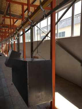 Çatı ve geniş pencereli bir inşaat alanı