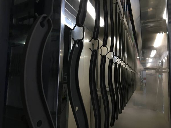 большая куча промышленных машин, часть здания, металлическая сетка