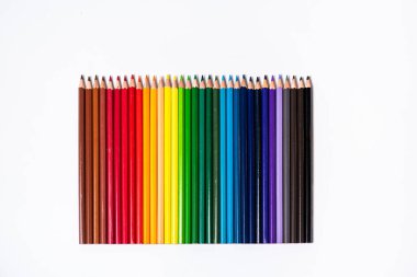 Beyaz arkaplanda renkli kalemler