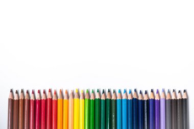 Beyaz arkaplanda renkli kalemler