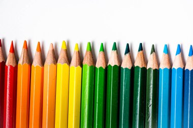 Beyaz arkaplanda renkli kalemler