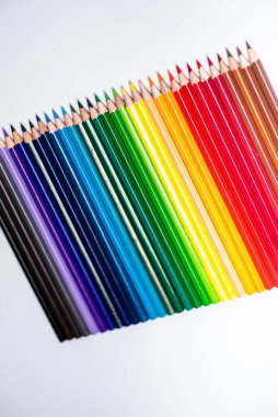 Beyaz arkaplanda renkli kalemler