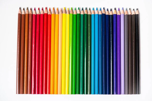 Üst Üste Beyaz Bir Arka Plan Üzerinde Renkli Kalemler — Stok fotoğraf