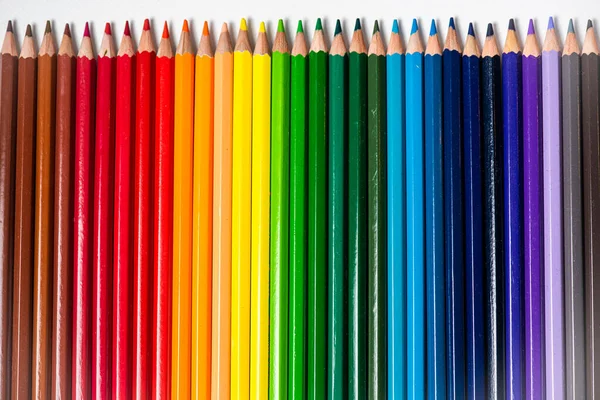 Crayons Couleur Rangée Sur Fond Blanc — Photo