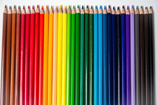 白い背景の上の行に色鉛筆 — ストック写真