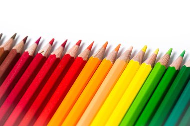 Beyaz arkaplanda renkli kalemler