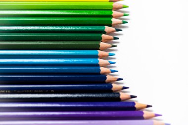 Beyaz arkaplanda renkli kalemler