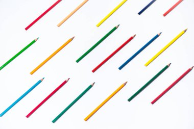 Beyaz arkaplanda renkli kalemler