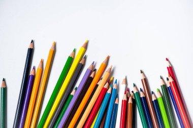 Beyaz arkaplanda renkli kalemler