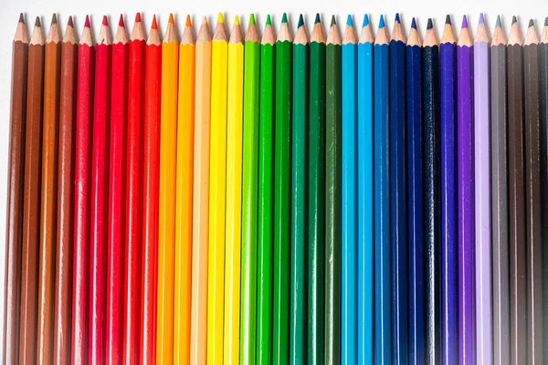 Crayons Colorés Rangée Sur Fond Blanc — Photo