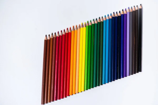 Pensil Berwarna Warni Berturut Turut Pada Latar Belakang Putih — Stok Foto