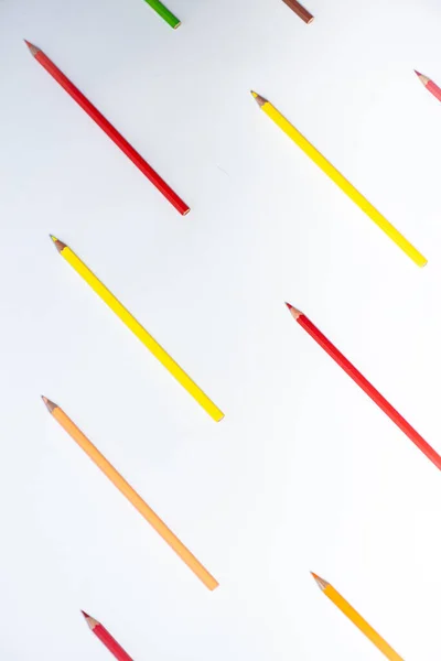 Beyaz Arkaplanda Renkli Kalemler — Stok fotoğraf