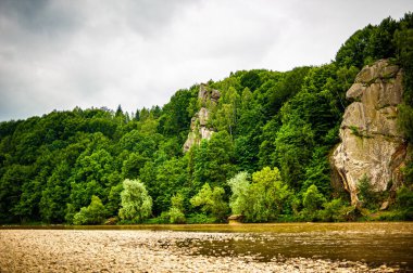 Dağlardaki nehrin güzel manzarası