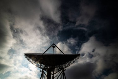 Şehrin çatısında uydu anteni var.