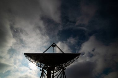 Şehrin çatısında uydu anteni var.