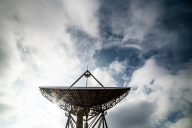 Şehrin çatısında uydu anteni var.