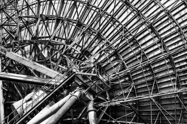 Fabrikadaki çelik boru hatları.