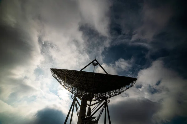 Antenne Parabolique Sur Toit Ville — Photo