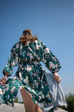 Çölde şişme bir çantada mavi elbiseli genç bir kızın moda fotoğrafı..