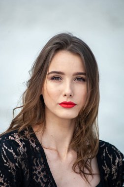 Siyah elbiseli güzel bir kadının portresi.