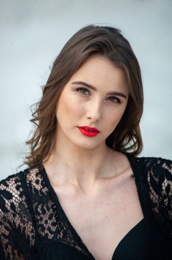 Siyah elbiseli güzel bir kadının portresi.