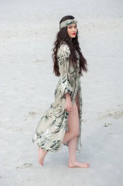 Sahilde duvağı olan güzel bir kız.