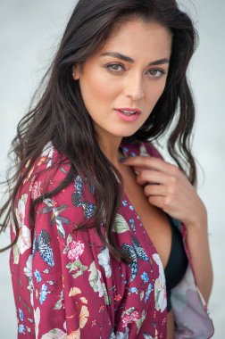 Beyaz elbiseli güzel bir kadın.