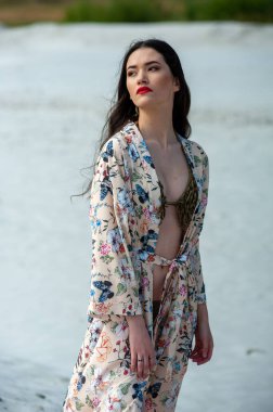 Sahilde beyaz elbiseli güzel bir kadın.