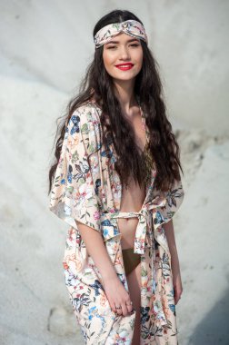 Çantalı güzel bir kadın.