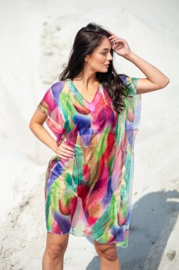 Plajda poz veren mayolu güzel bir kadın.