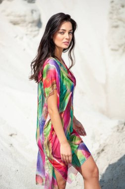 Kumsalda mayo giymiş güzel genç bir kadın.