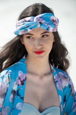 Beyaz elbiseli güzel bir kadının portresi.