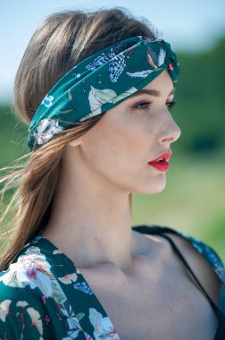 Yeşil elbiseli güzel bir kadın.