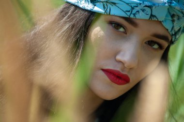 Yeşil elbiseli güzel bir genç kadının portresi.