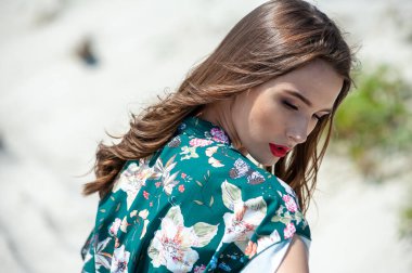 Sahilde beyaz elbiseli güzel bir kadın.