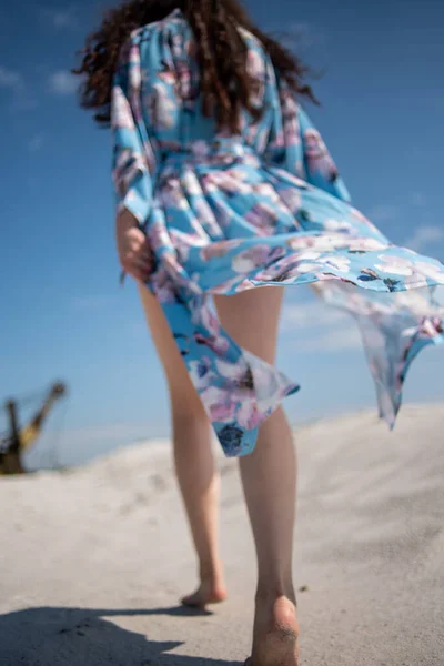 Молода Жінка Сукні Сумкою Пляжі — стокове фото