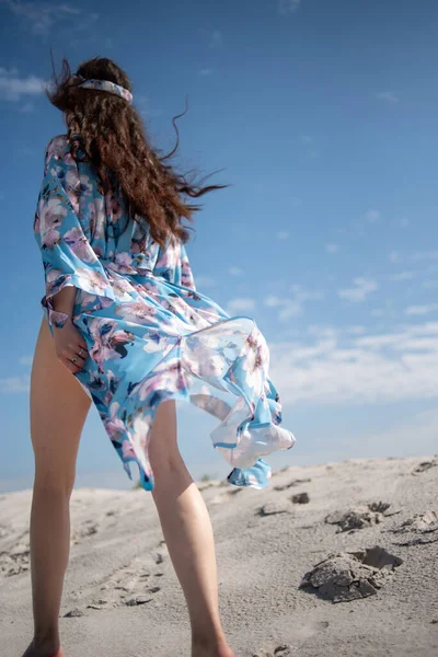 Красива Молода Жінка Купальнику Йде Влітку Пляжі — стокове фото