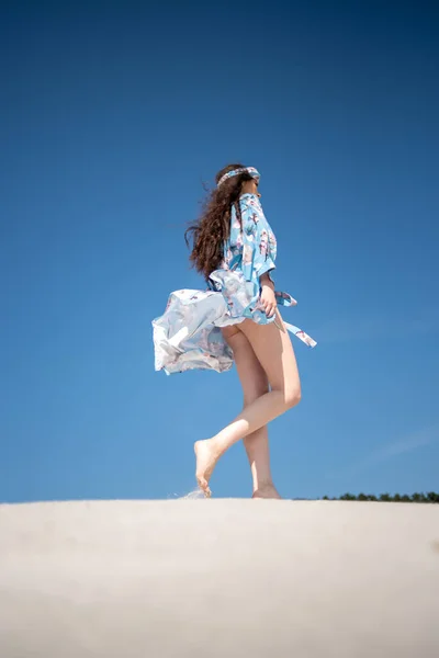 Красива Дівчина Довгими Ногами Білій Сукні Шортах Сонцезахисних Окулярах Морі — стокове фото