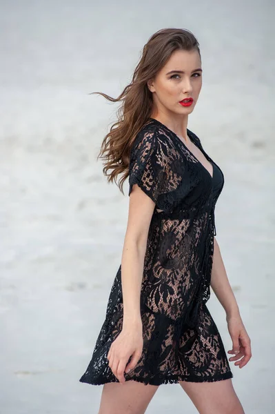 Schöne Junge Frau Schwarzem Kleid Posiert Strand — Stockfoto
