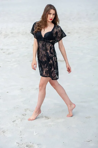Schöne Mädchen Einem Schwarzen Kleid Strand — Stockfoto