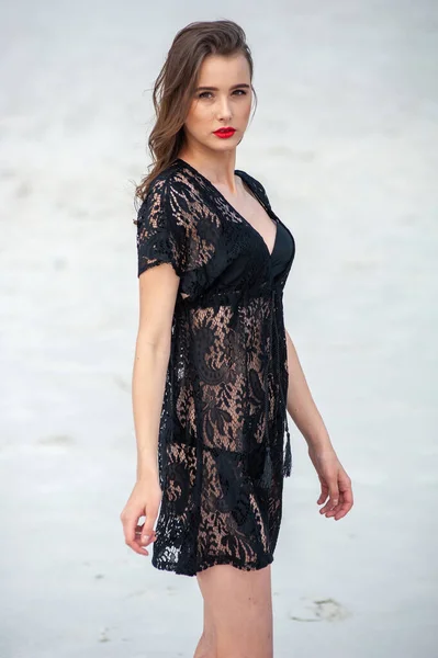 Красива Молода Жінка Чорній Сукні Позує Пляжі — стокове фото