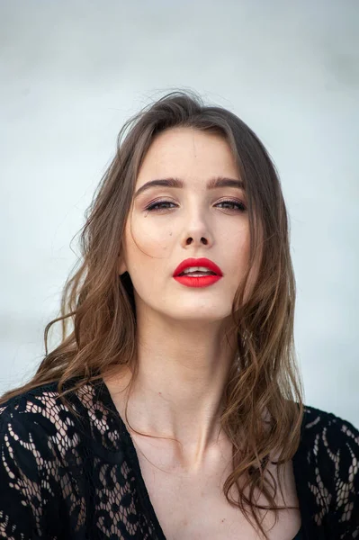 Piękna Młoda Kobieta Długimi Włosami Czerwonymi Ustami Pozowanie Studio — Zdjęcie stockowe