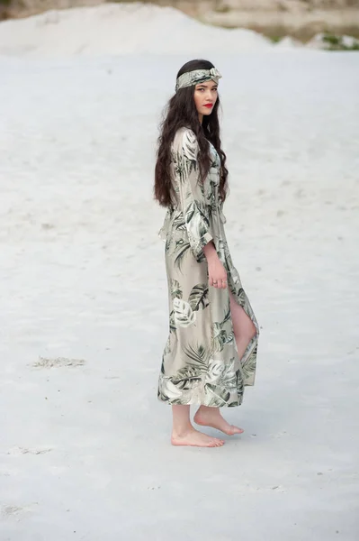 白いドレスを着た美しい若い女性とビーチの帽子 — ストック写真
