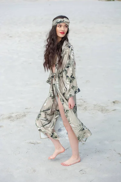 白いドレスを着た美しい少女と黒のスカートビーチでスカーフ — ストック写真