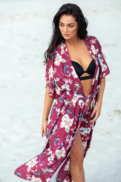 Красива Молода Жінка Чорній Сукні Пляжі — стокове фото