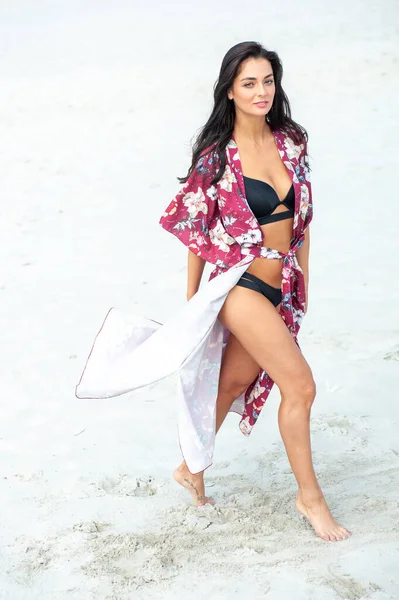 ビーチでビキニを着た美しい若い女性 — ストック写真