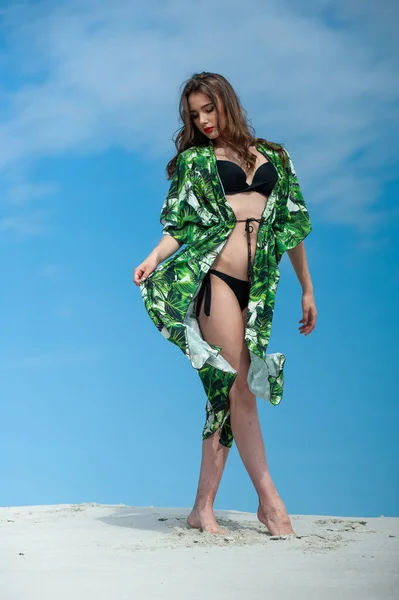 Kumsalda Bikinili Güzel Bir Kadın Poz Veriyor — Stok fotoğraf